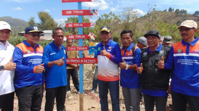 Selasa Menyapa di Woha, Bupati Bagikan 1.000 Bibit Pohon