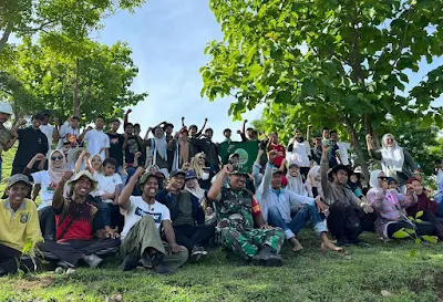 Partisipasi Aktif Menjaga Kelestarian Hutan, Bhabinkamtibmas Polsek Woha Hadiri Penanaman Pohon