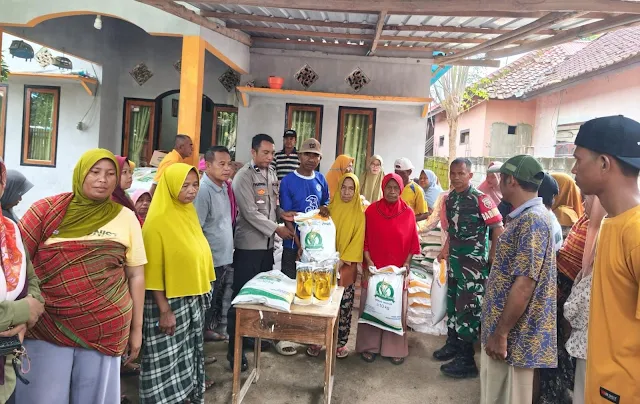 Bhabinkamtibmas Polsek Woha Pastikan Penyaluran Bantuan Sembako Tepat Sasaran